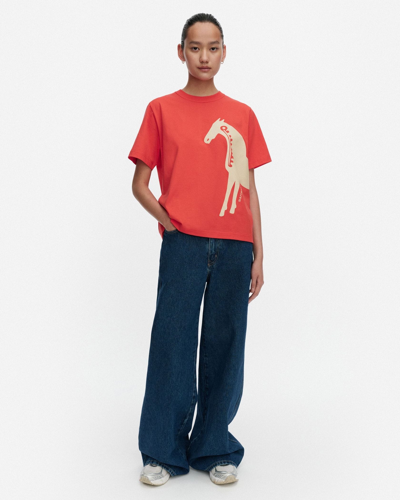 Else Musta Tamma Placement Tシャツ | Maija Isola | Marimekko 